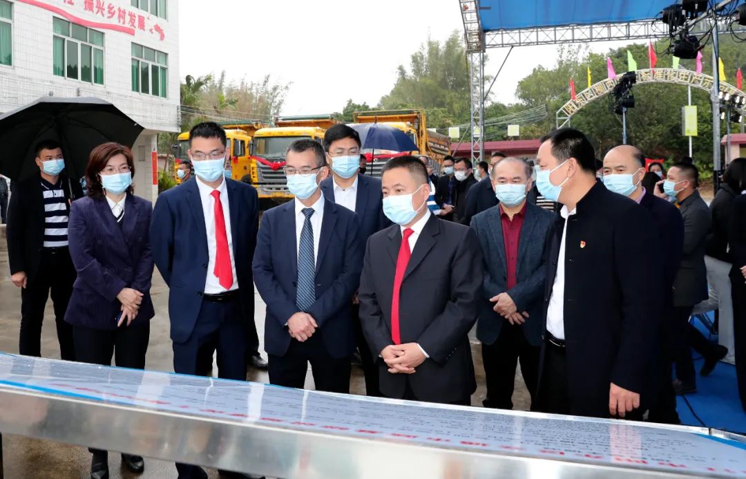 活动中,与会人员观看了阳东区农村公路错车台和安全生命防护工程简介