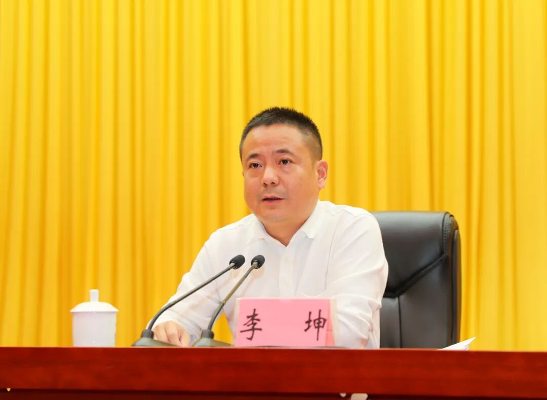 阳东区委书记李坤参加会议并讲话,强调在新的岗位上要严守政治纪律