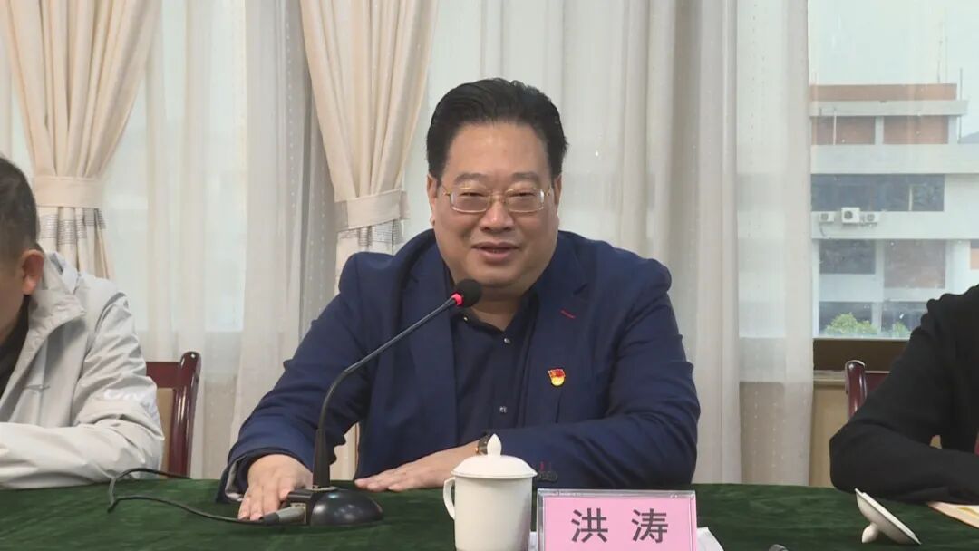 座谈会上,阳东区人大常委会主任洪涛,副主任许彩霞与部分专家及相关
