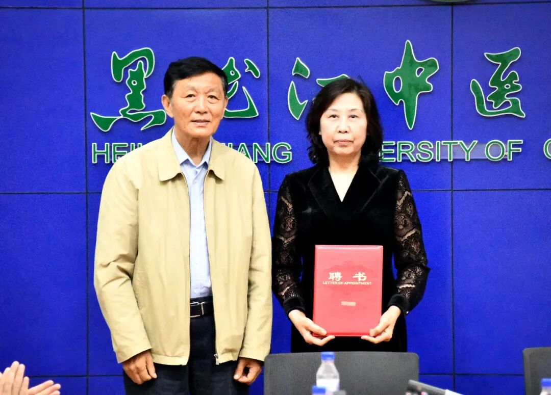 告吴刚为李敬孝、孙伟正、桑希生教授颁发黑龙江区域专家委员会顾问聘书桑滨生为宋爱英教授颁发主任委员聘书