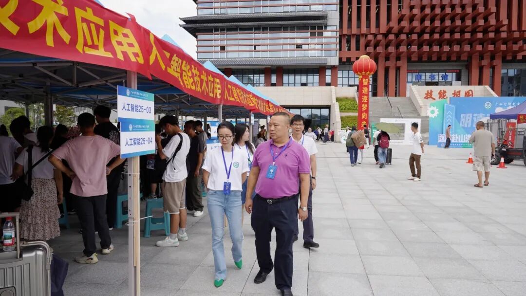党委副书记、院长向金林在新生报到现场指导工作 (3).JPG