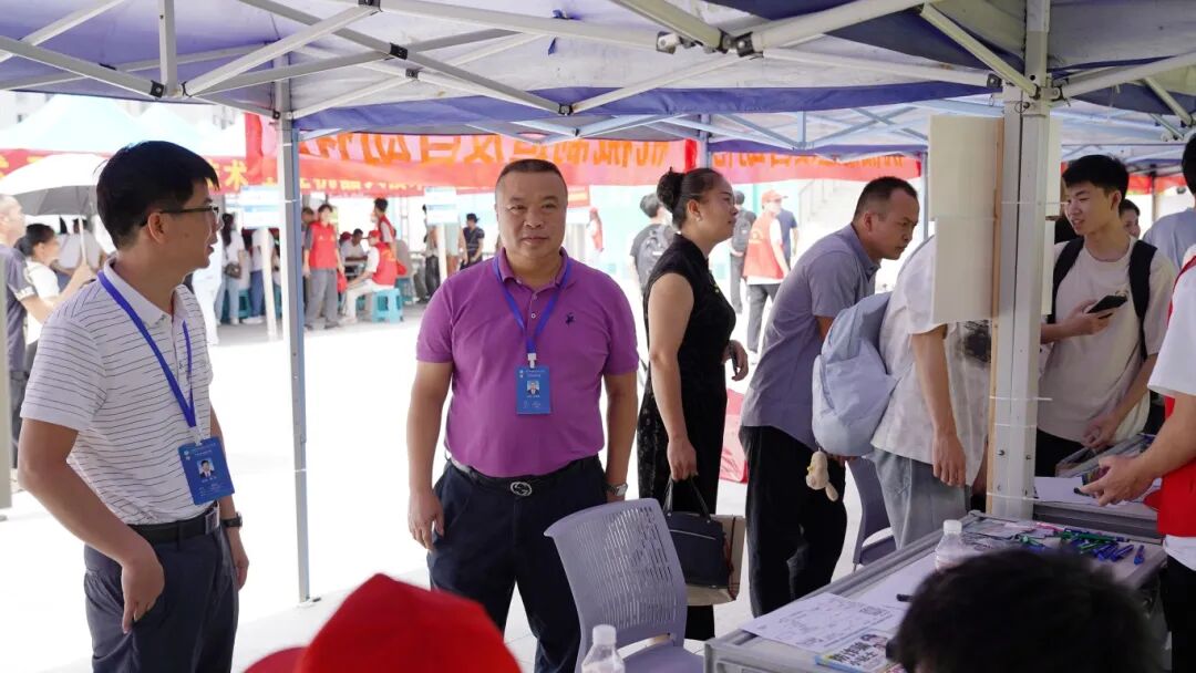 党委副书记、院长向金林在新生报到现场指导工作 (4).JPG