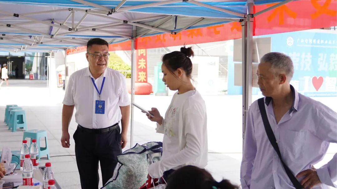 党委书记孙杰利在报到现场与新生交谈.JPG