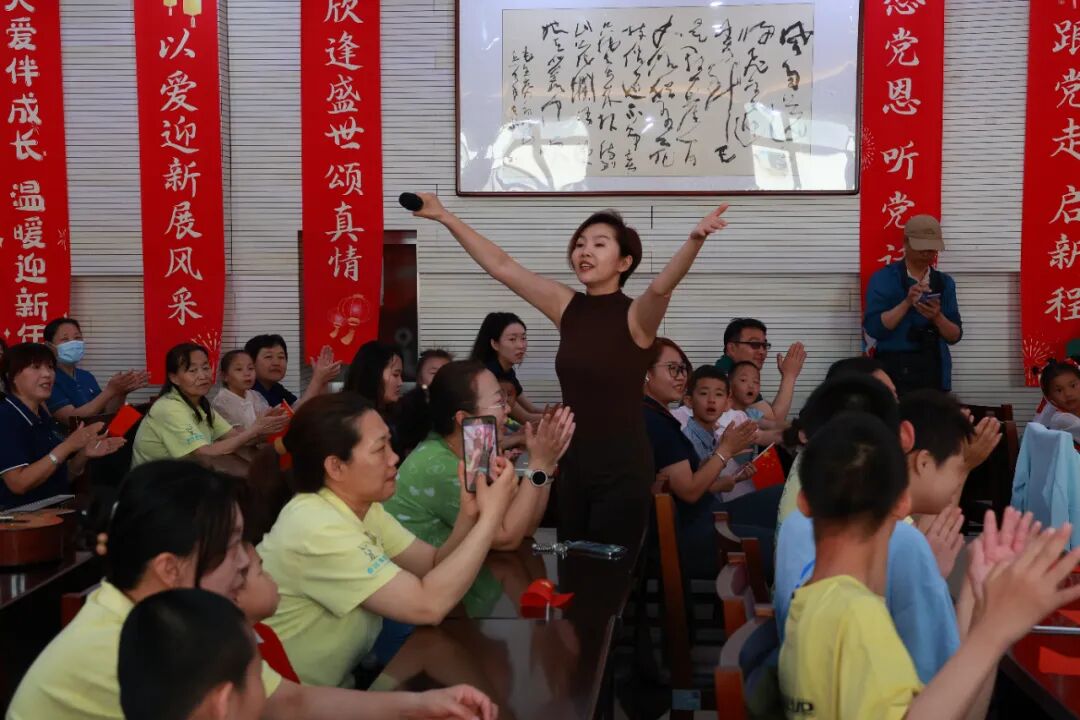 自治区与首府文艺工作者走进儿童福利院开展文艺志愿服务演出 第3张