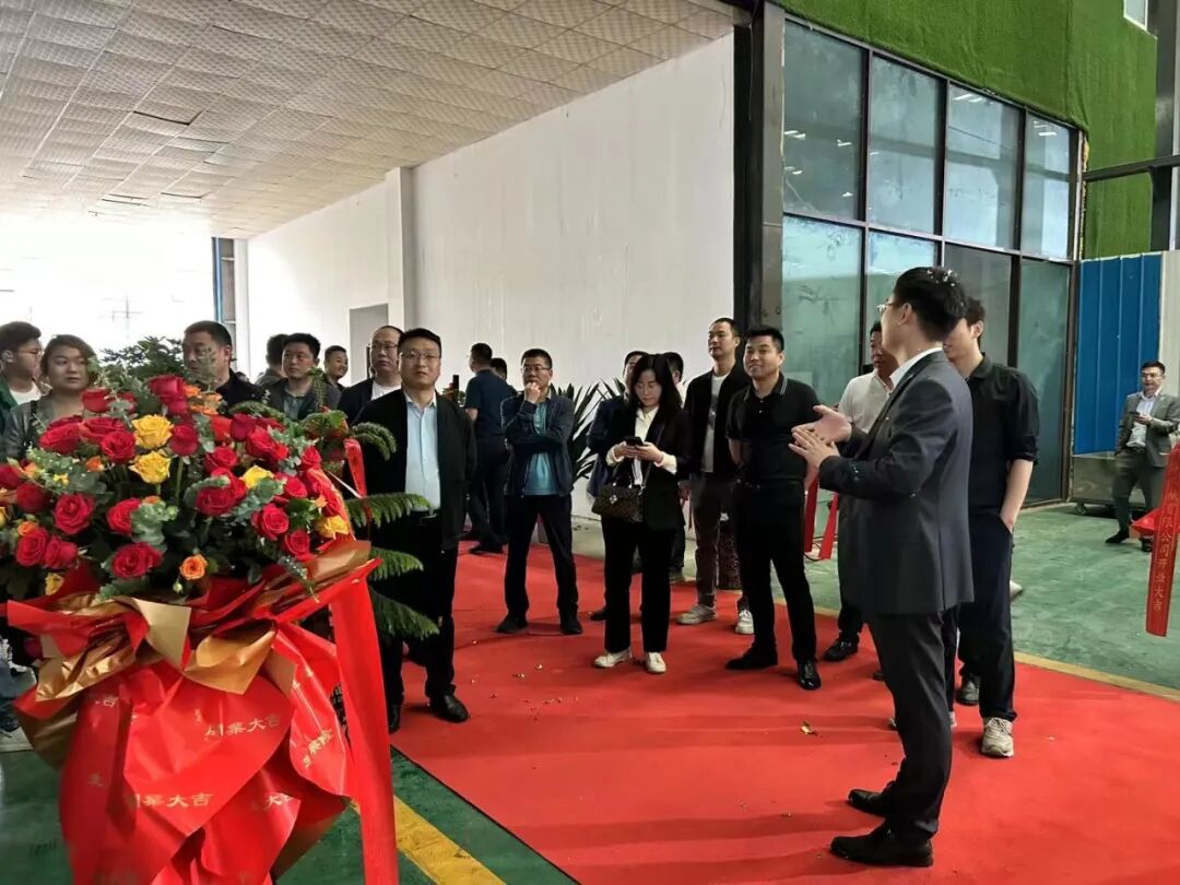 郑建国董事长,白宝丰会长,李德伦董事长,张振伟总经理共同参与剪彩.