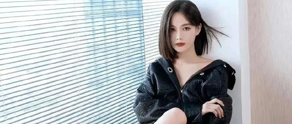 李一桐热辣再升级!内衣外穿引领新风潮!