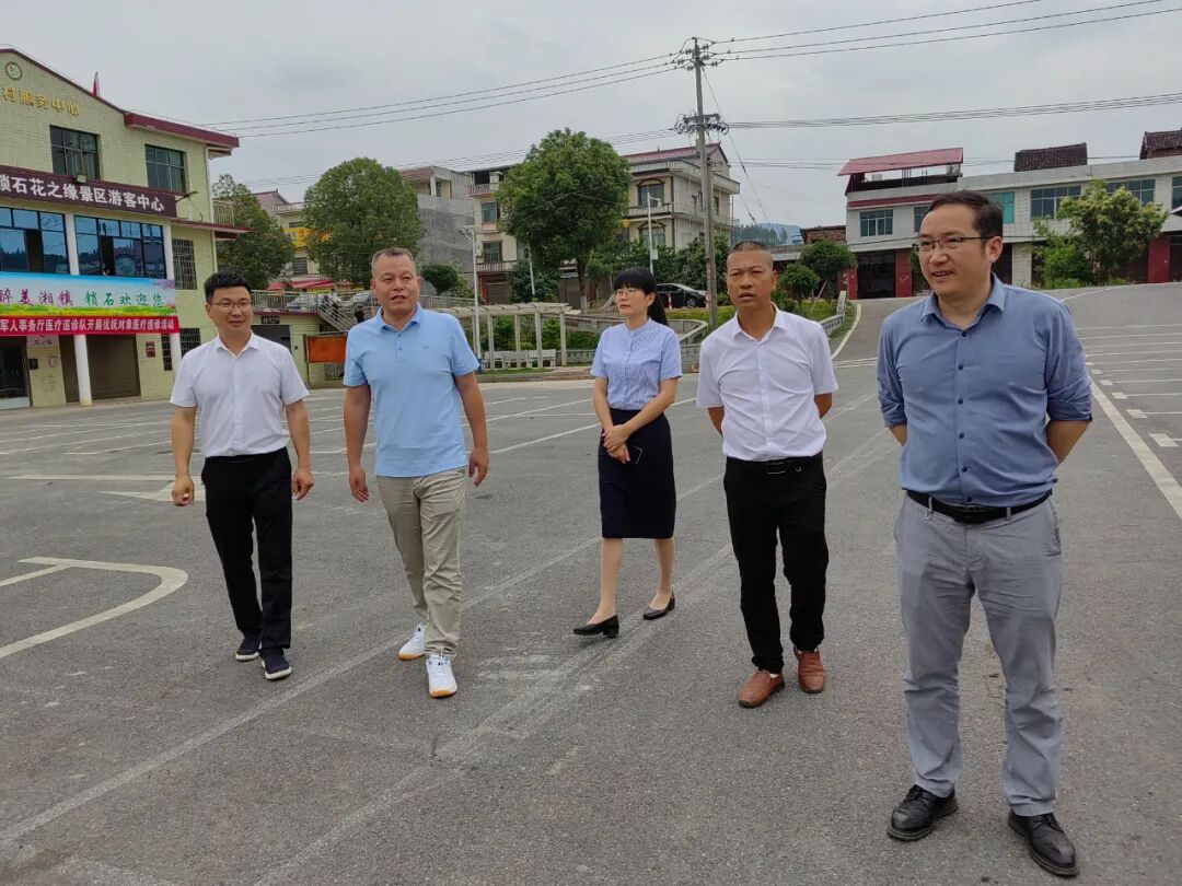 王安居热情地向代表们分享自己的选料和销售心得,现场祁阳市大村甸镇
