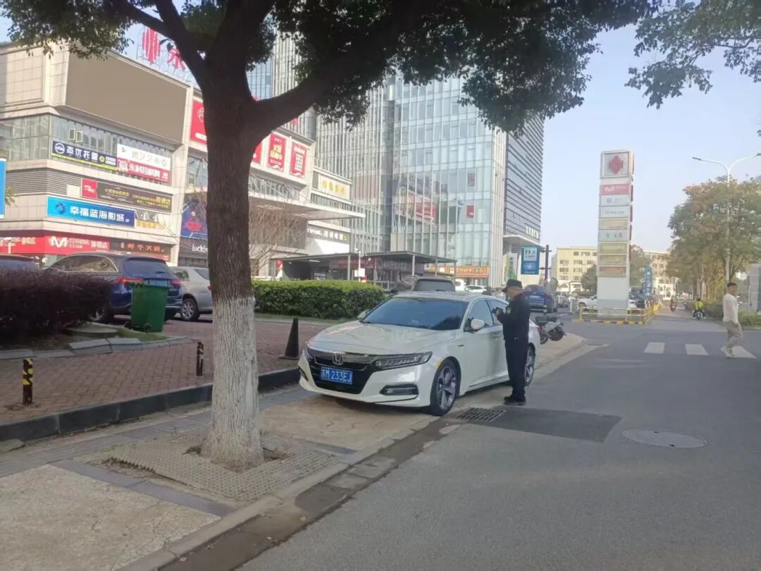 9苏M233EJ  2025.11.15  人民东路.jpg