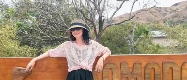 章子怡带儿女在印尼过七夕,和醒醒手牵手潜水,抱5岁儿子看蜥蜴
