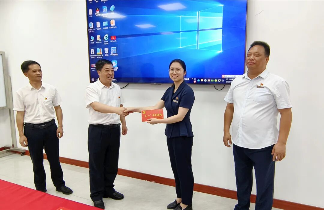 经开区文春方七一走访慰问企业青年人才党员