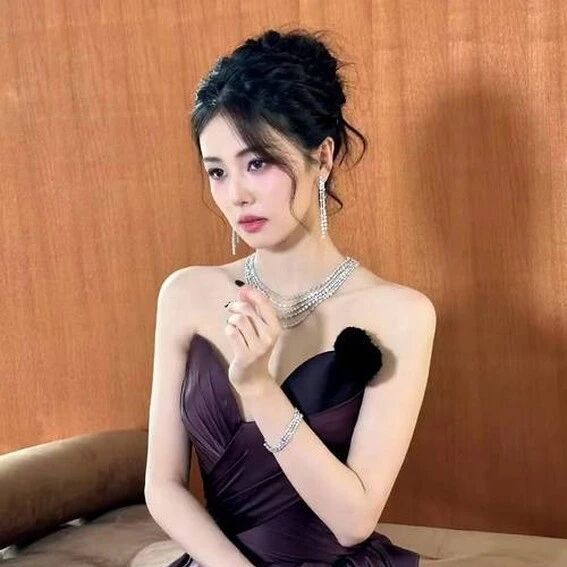 白鹿 这身材简直是极品,腰臀比好到爆,温柔端庄又迷人!