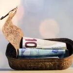 投资中的最难之处不是聪明，而是放弃你的聪明