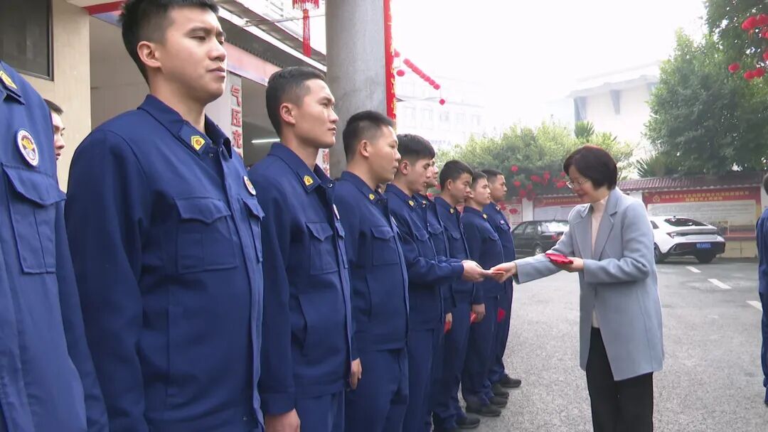 图为谭海帆慰问值班在岗工作人员谭海帆先后来到自治县人民医院,融