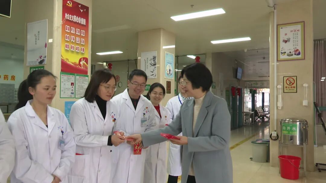 图为谭海帆慰问值班在岗工作人员谭海帆先后来到自治县人民医院,融