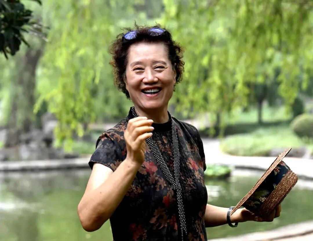 王小晖  中国美术家协会会员山东艺术学院教授中国女画家协会顾问中国工笔画学会理事山东省女书画家协会主席山东省书画学会副会长.jpg