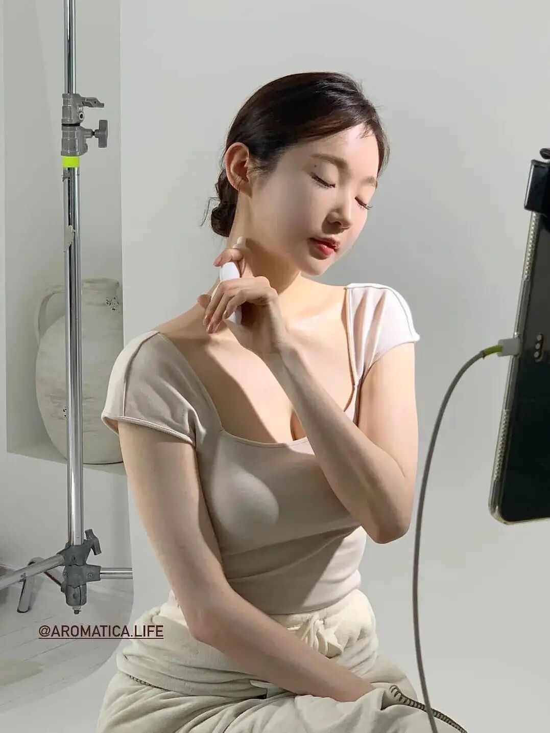 姜敏京的形象完全就是女神,精致的容颜,白皙的皮肤,接近黄金的身材