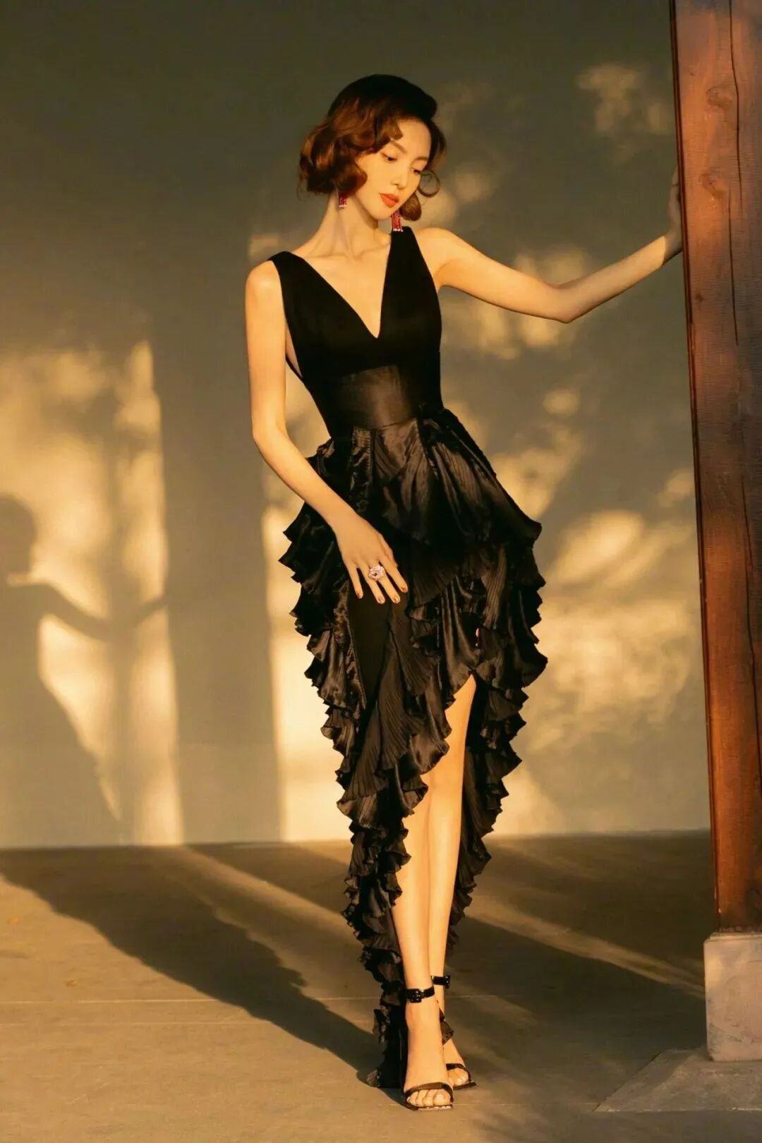 裙摆的长度恰到好处,既展现了金晨修长的双腿,又凸显了她的性感魅力