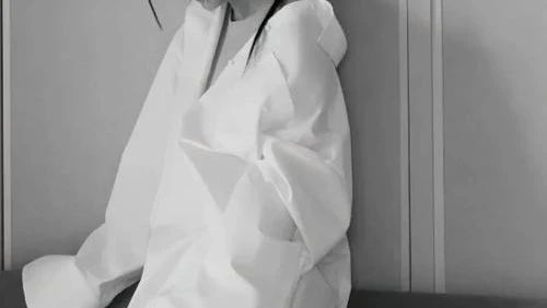 关晓彤衬衣配长裤造型简约时髦 大长腿比例超优越