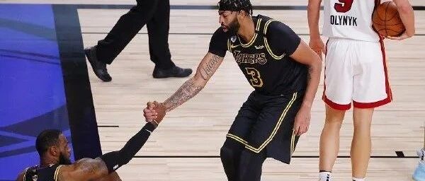 枯燥啊！总决赛看点已经由湖人对阵热火转变成湖人的内战了....