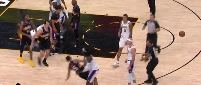 干起来了，一个回合四次技犯！保罗是真的拼啊，直接撂倒老詹