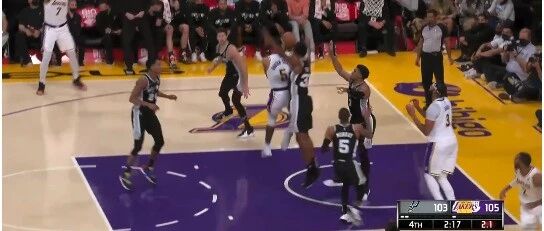 复出第一场就爆发，威少直接让球权，湖人这3000多万真的香啊