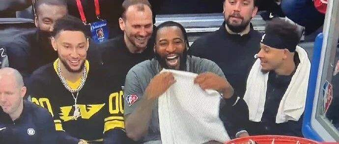 血虐29分！登哥真的拉胯啊，场边的西蒙斯都笑麻了