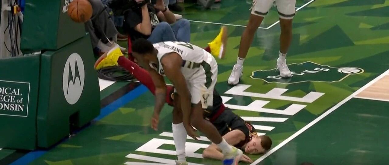 头部着地！疼啊！但他们是真的硬，已经彻底翻身了！