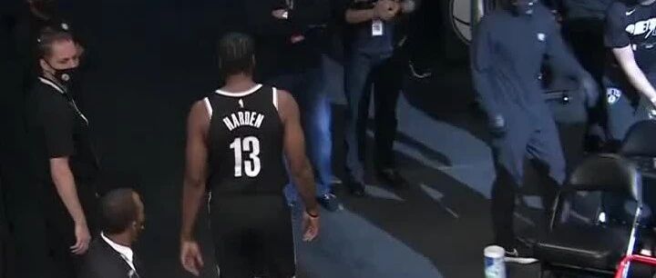 43秒就伤退！命不好啊！但全队为了哈登也是拼了啊！