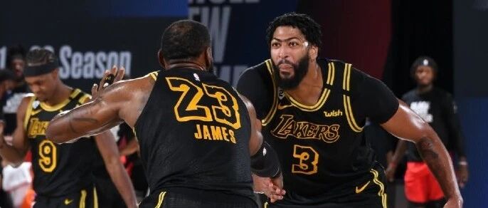 难啊，湖人赢一场比赛伤了俩球员...今天老詹第四节炸了！