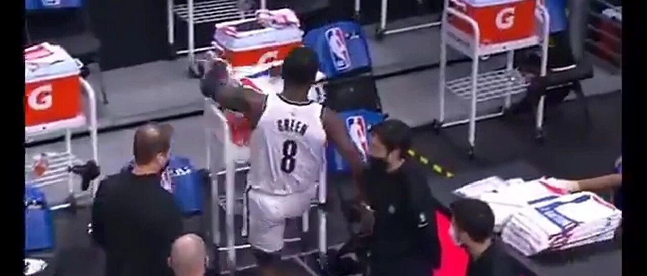 直接被撞倒！一场伤俩个，赢了比赛但篮网一点都开心不起来啊