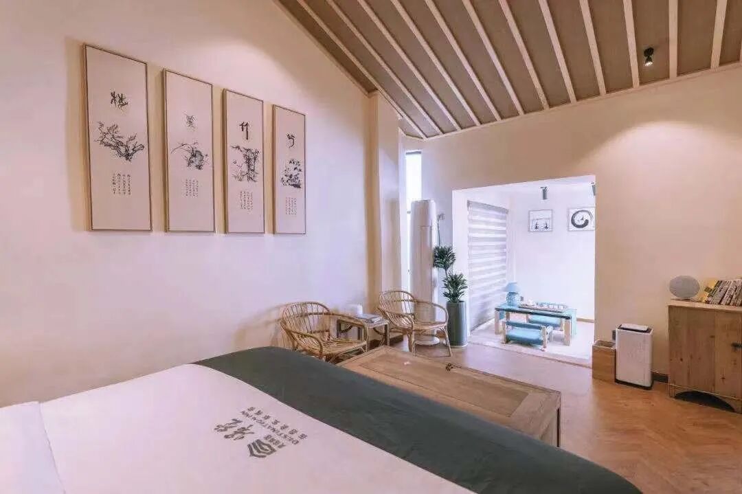 今天,就让山泉小妹带你打卡"半山归墅 61 三上书屋店"-天府龙泉驿