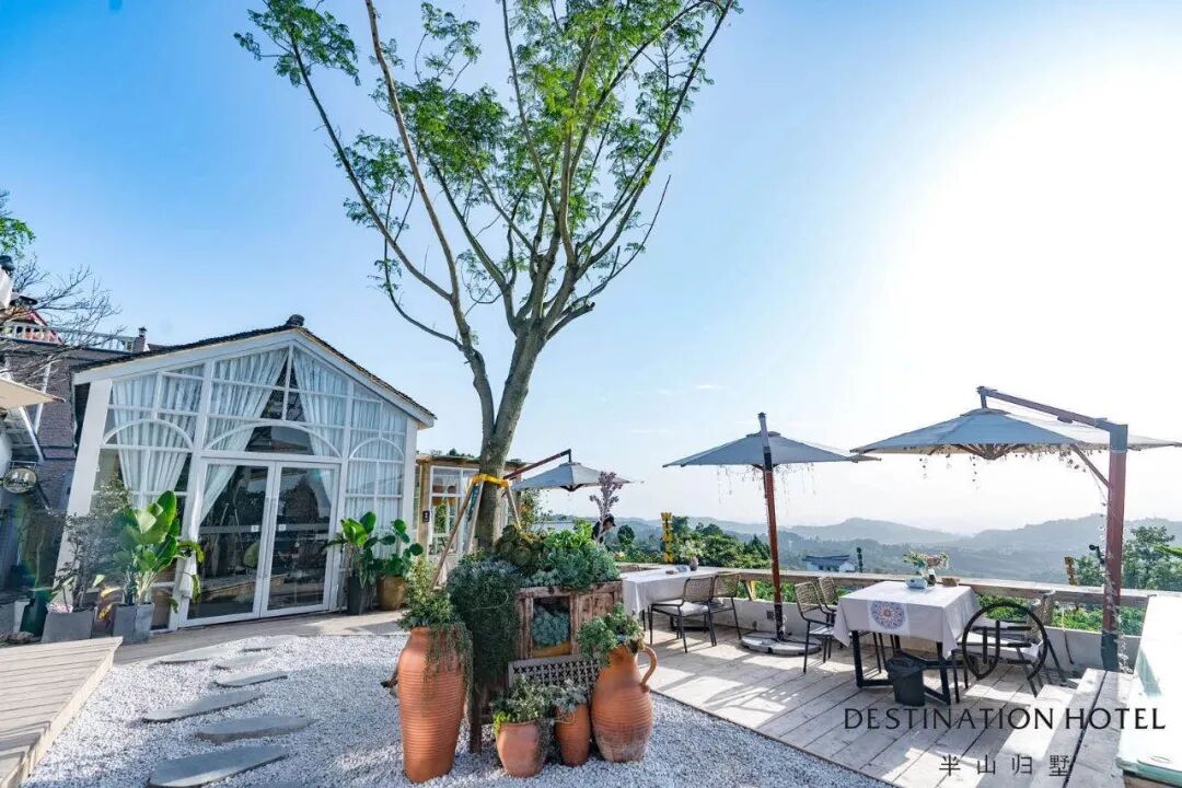 今天,就让山泉小妹带你打卡"半山归墅 61 三上书屋店"-天府龙泉驿