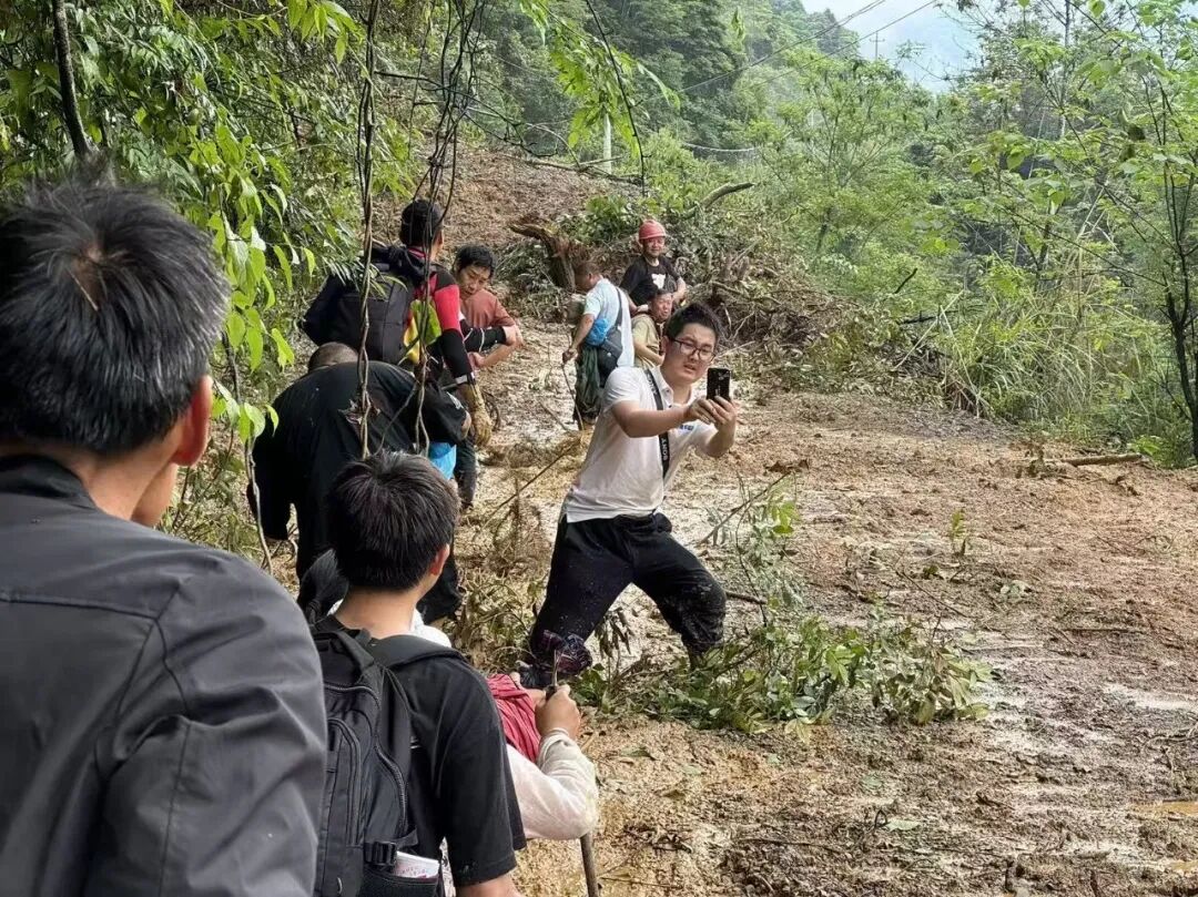 5月22日，李健在淤泥中记录村民撤离。