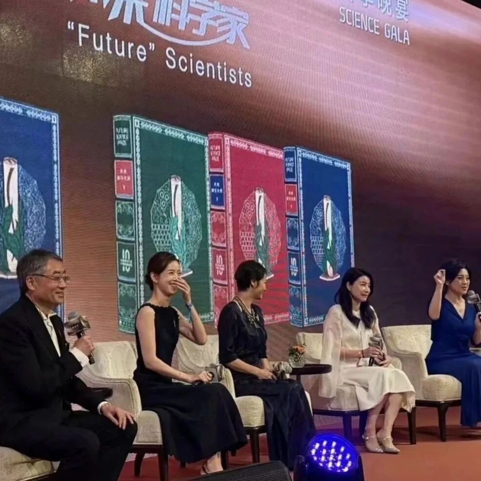 郭晶晶和章泽天罕见同台!郭晶晶穿白裙大气优雅,章泽天黑色礼服简约大方!