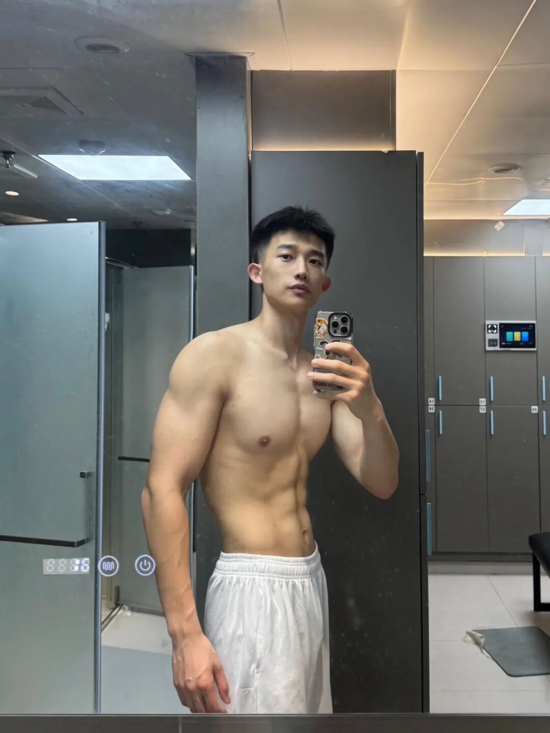 浙江肌肉男大穿白色运动短裤凸显实力藏不住了！