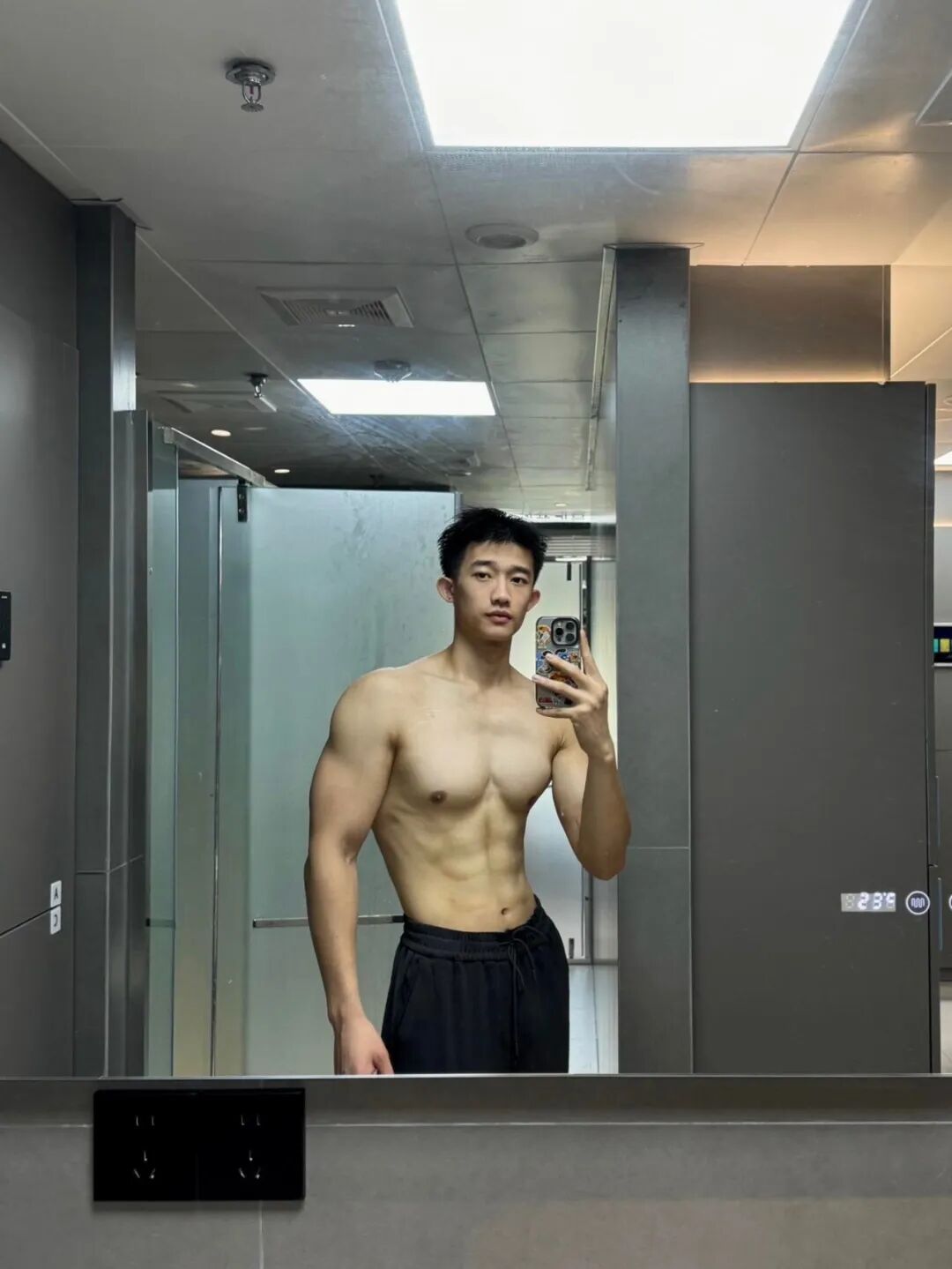 浙江肌肉男大穿白色运动短裤凸显实力藏不住了！