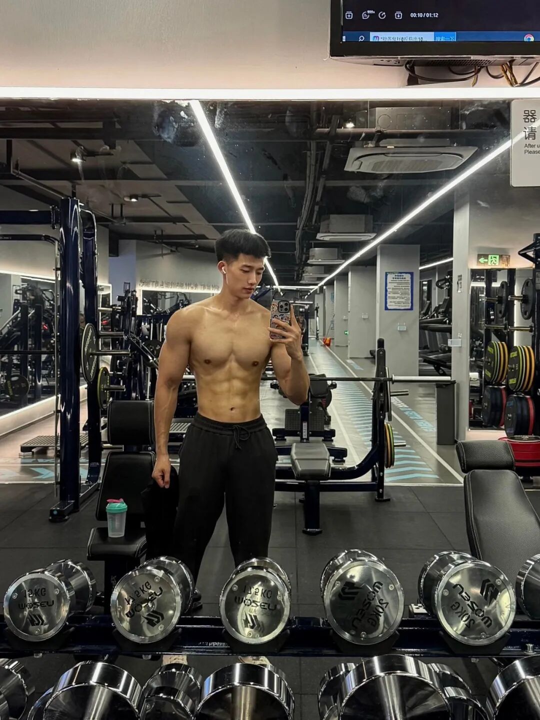 浙江肌肉男大穿白色运动短裤凸显实力藏不住了！