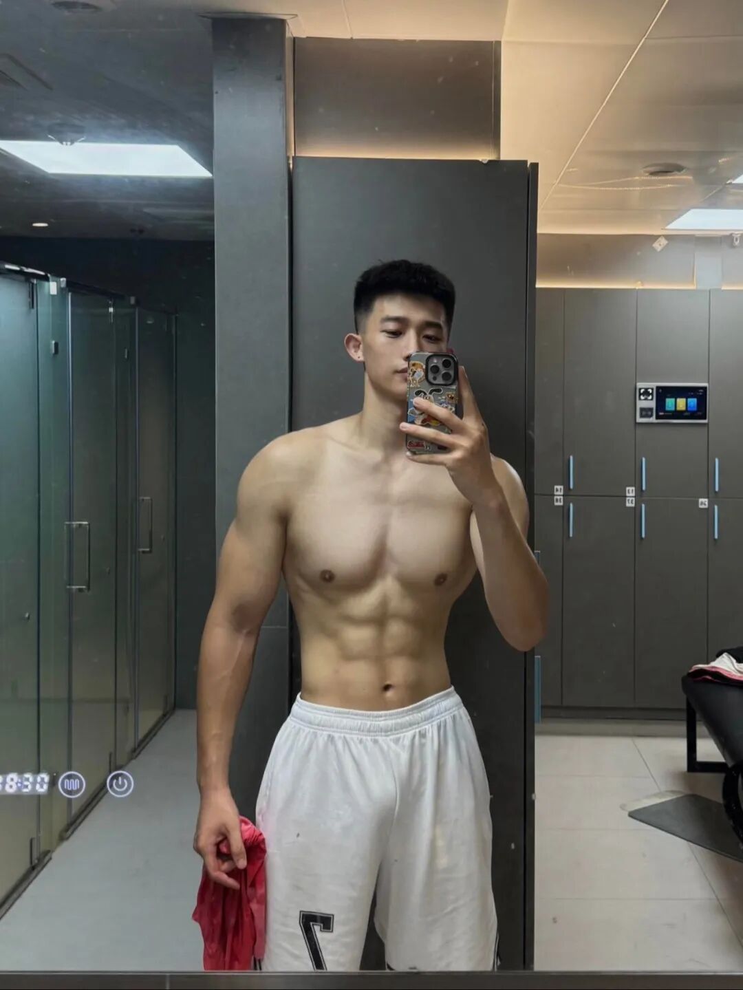 浙江肌肉男大穿白色运动短裤凸显实力藏不住了！