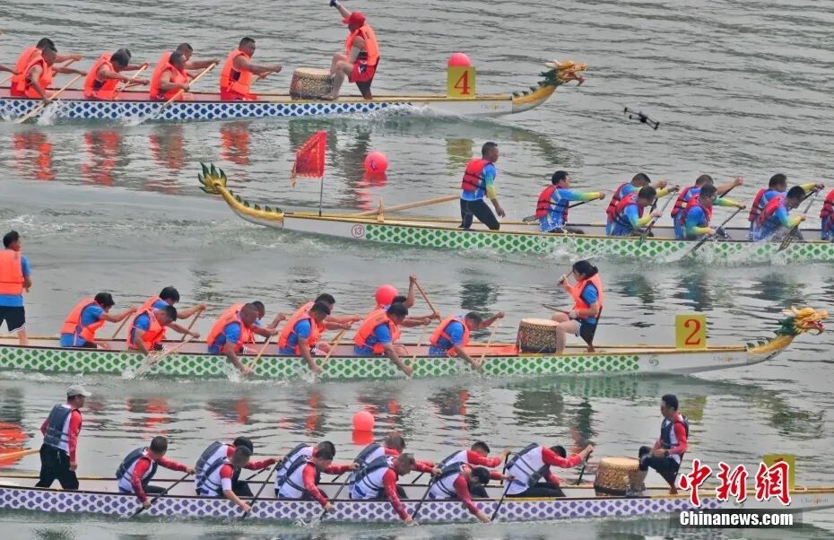 挂艾草：“五月五日午，赠我一枝艾。”农历五月，艾草药性最强。将一束新鲜艾草挂在门口，端午的专属味道就来了。