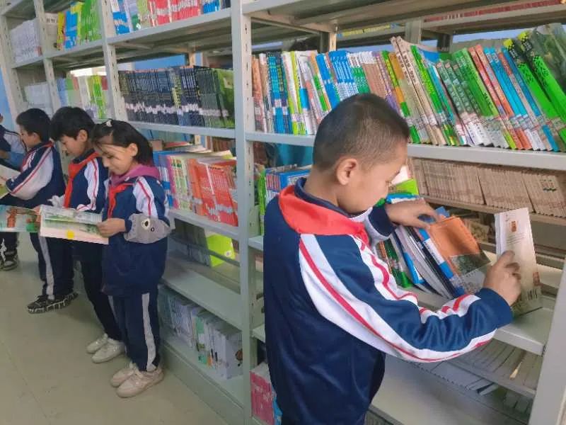岳普湖县第四小学学生在认真读书岳普湖县第四小学教师互动学习
