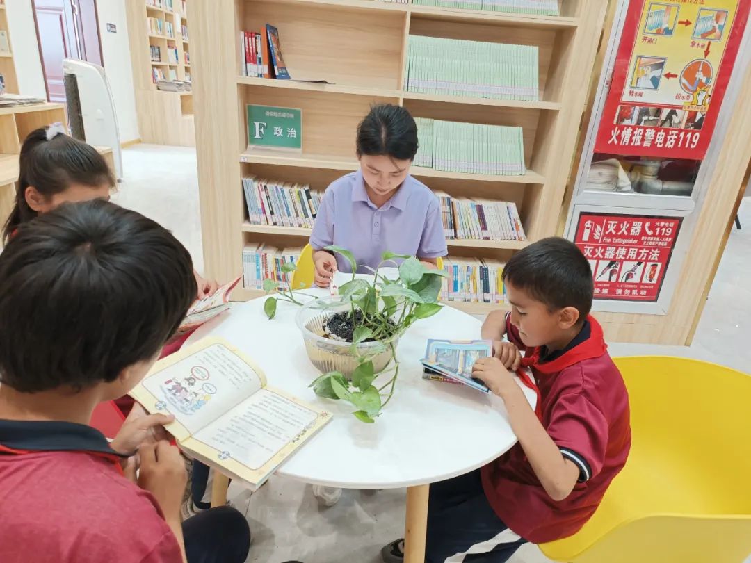 岳普湖县第四小学学生在认真读书岳普湖县第四小学教师互动学习
