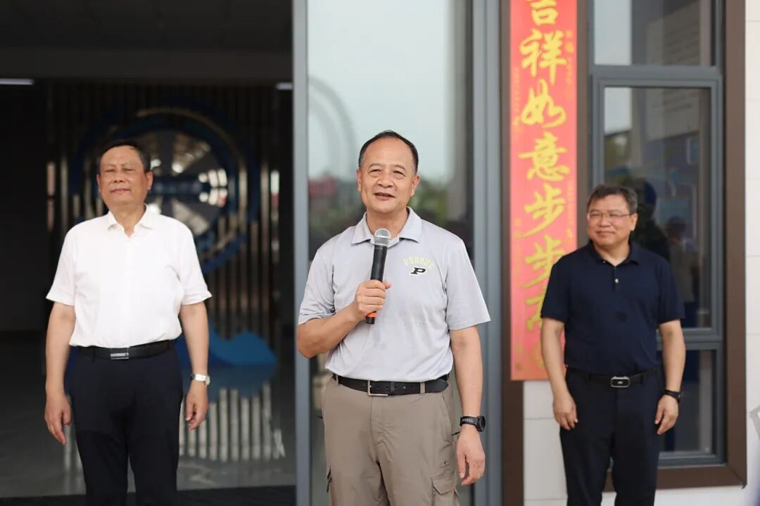 张伟讲话.JPG
