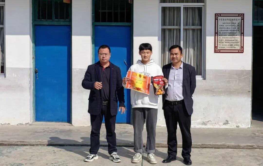 党旗领航心灵阳光团结拼搏共创辉煌灌阳县西山瑶族乡民族学校举行排球