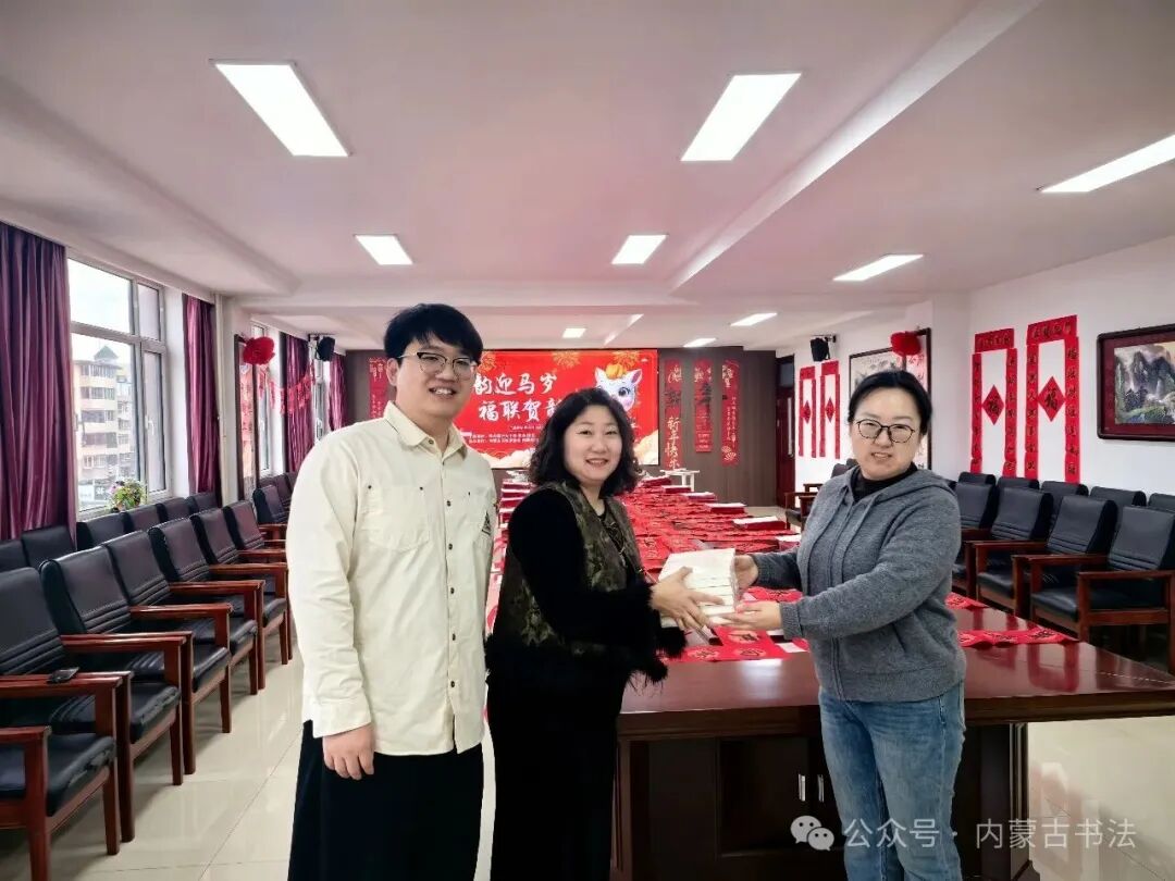 “迎新春 赠春联 送温暖”活动走进呼和浩特市第十九中学 第5张