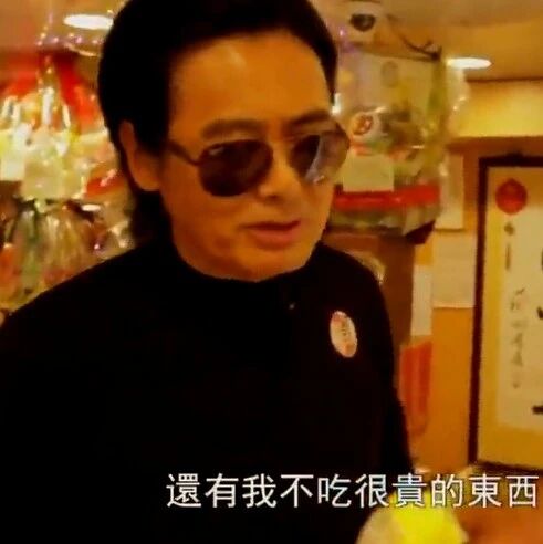 周润发菜市场买鱼被偶遇！穿紧身裤又高又瘦，随手给路人发大红包