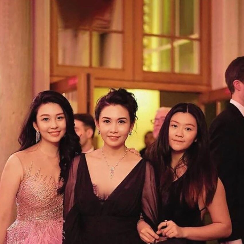 邱淑贞大女儿与女星撞名，改英文名出道，妈妈铺路让其进内娱发展