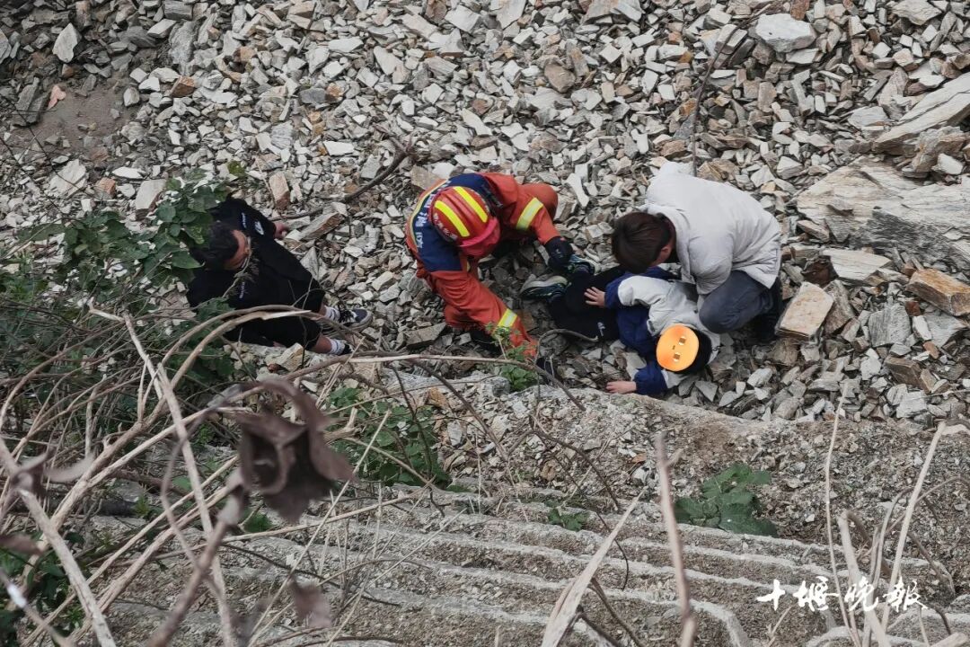 好险！男童从5米高处坠落......十堰消防紧急出动