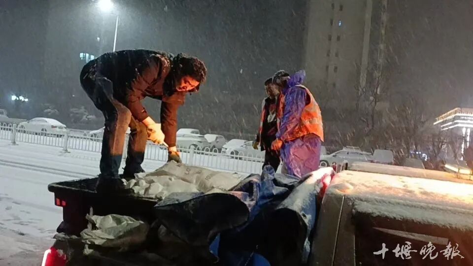 十堰多部门迅速行动除雪保畅通！雪还要下多久，最新预报来了