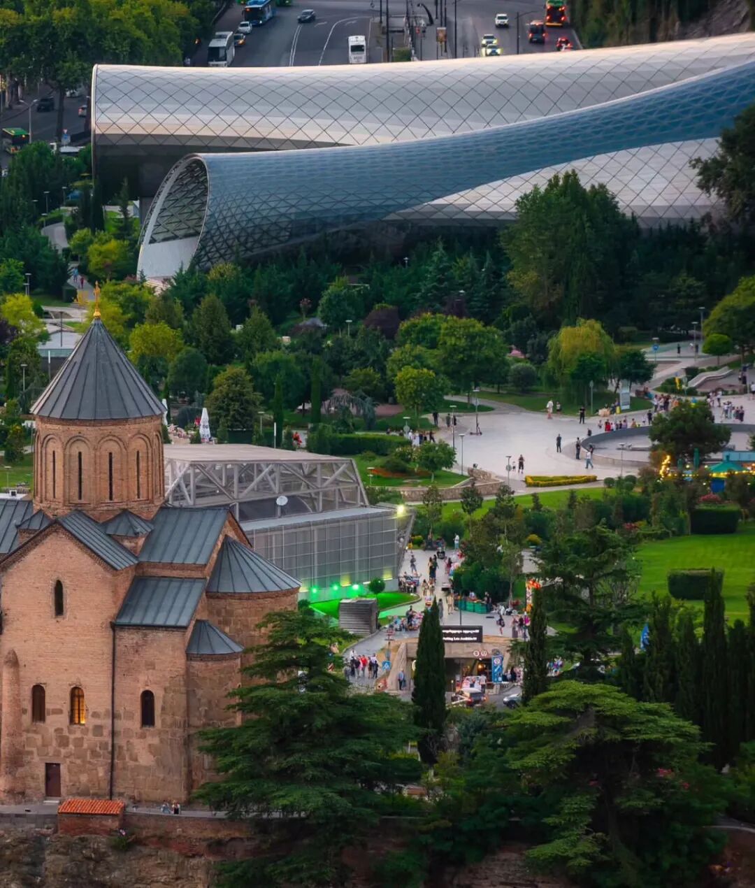 刚对华免签！却拒不出席亚运会？这个最欧洲的亚洲小国，到底藏着什么！