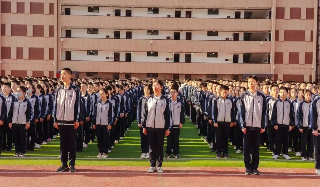 【超越 期待】西安市第三中学举行2022-2023学年秋季开学典礼_校园